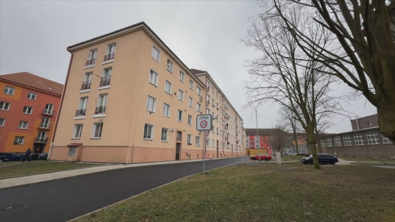 Hasiči evakuovali lidi ze dvou paneláků v Chomutově kvůli narušené statice. Nesmí se vrátit 