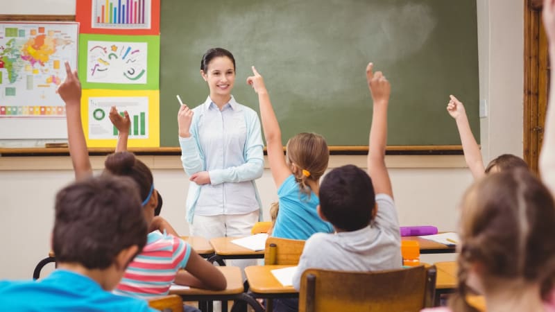 PŘEHLEDNĚ: Velké změny ve školství i nižší penze komunistům. Co začíná od září platit?