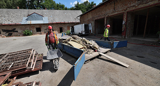 Místo koní a mléka sál i bistro. Karviná opravuje poslední ruiny v zámeckém parku