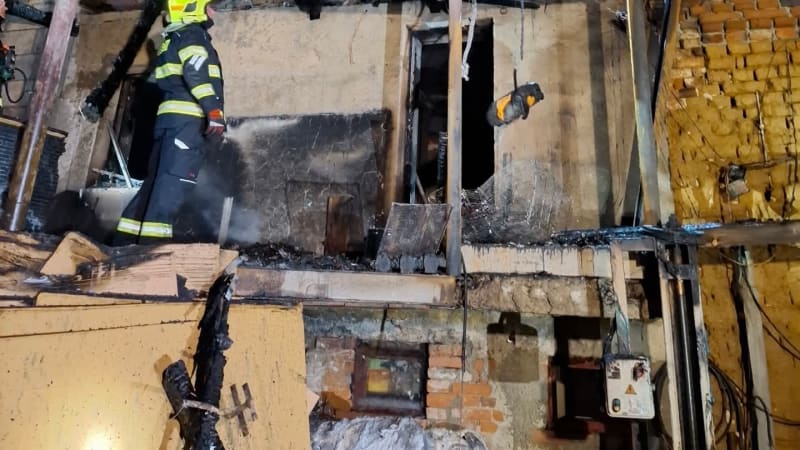 Při požáru domu na Olomoucku se zranil člověk. Zásah hasičů komplikovaly tlakové lahve