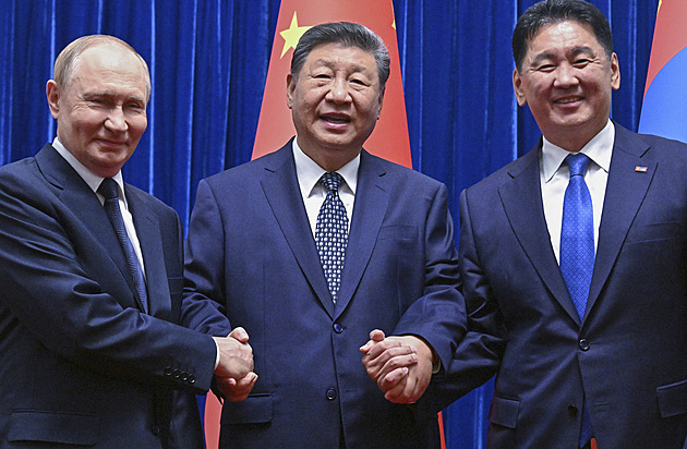 Putin se v Pekingu sešel s „drahým přítelem“ Si. Přizvali i hlavu Mongolska
