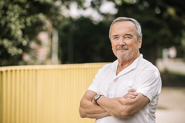 Dva psi poslance Kobzy uhynuli v autě. Případ prověřuje policie