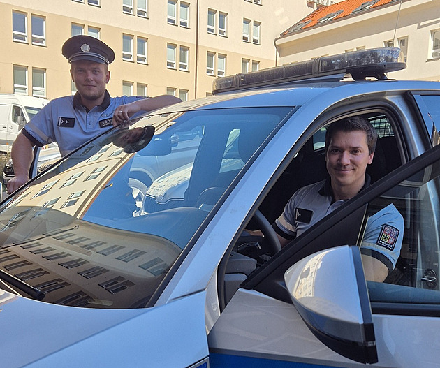 Pohotový zásah. Žena s oprátkou kolem krku skočila z trámu, policisté ji chytili