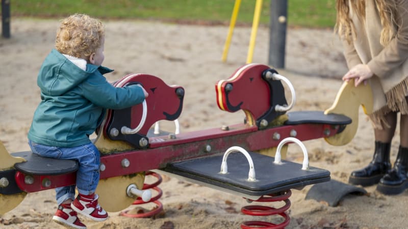 Batole spolklo na hřišti v Německu sáček s drogou. Chovalo se apaticky, skončilo na JIP