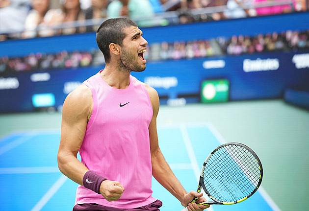 Alcaraz jasně přehrál Djokoviče a je prvním finalistou US Open, postoupil i Sinner