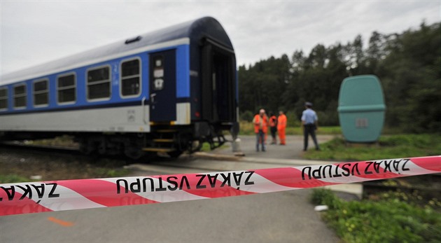 Vlak srazil na Trutnovsku člověka, trať stojí. Cestující evakuovali hasiči