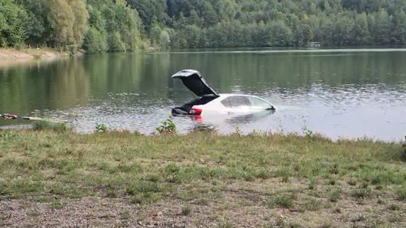 VIDEO: Rybář nahodil a chytal. Auto mu za zády sjelo do vody, museli zasáhnout potápěči