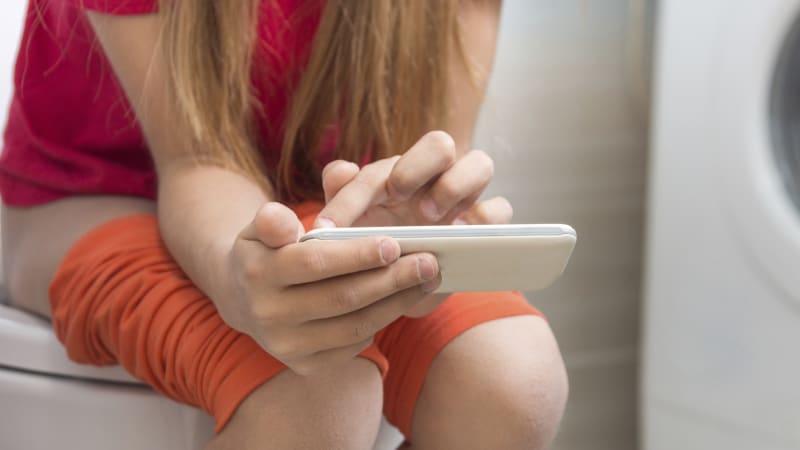 Sezení na toaletě s telefonem může zvýšit riziko hemoroidů, ukázala studie. Na co dát pozor?