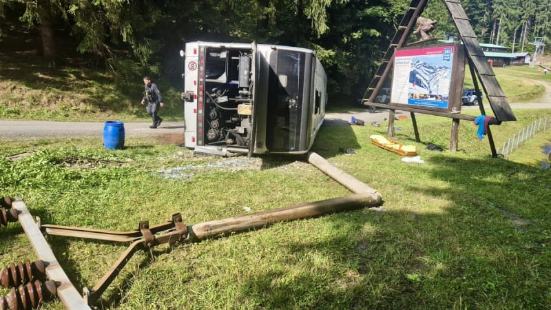 Havárie na Frýdecko-Místecku: Autobus se studenty se převrátil na bok, na místě jsou zranění