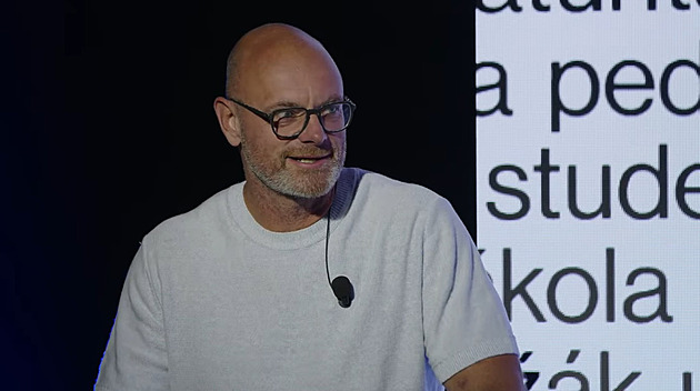 Plaga by omezil mobilní telefony ve školách. Decroix nemyslí, že to pomůže