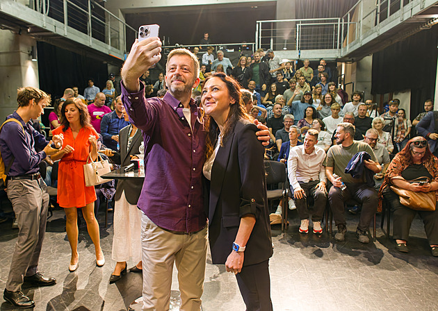 Dole politika, nahoře loutky. Jak Rakušan na mítinku bavil Plzeň