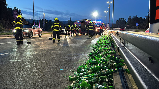 Omezený provoz na Strakonické v Praze. Silnici zasypaly pivní lahve