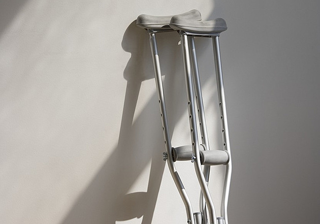 Z okna bytu během oslavy vylétla kovová berle, na ulici zranila dva chlapce