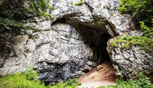 Tajemná jeskyně Býčí skála skrývá malbu z neolitu, ale i pravěké pohřebiště
