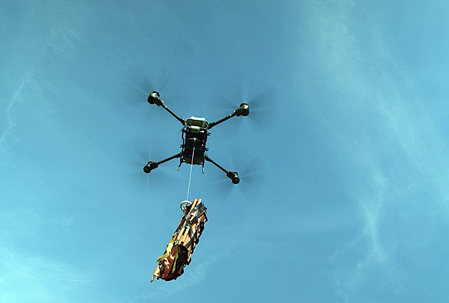 Přepraví léky i nosítka. V Plzni testují profesionální dron, pomůže záchranářům