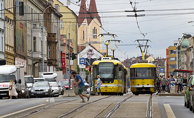 Případ mladíka uvláčeného tramvají policie odložila, přelézal spřáhlo soupravy
