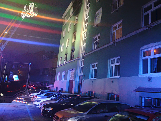 Deset lidí se nadýchalo kouře při požáru bytu v Brně. Zranili se i policisté