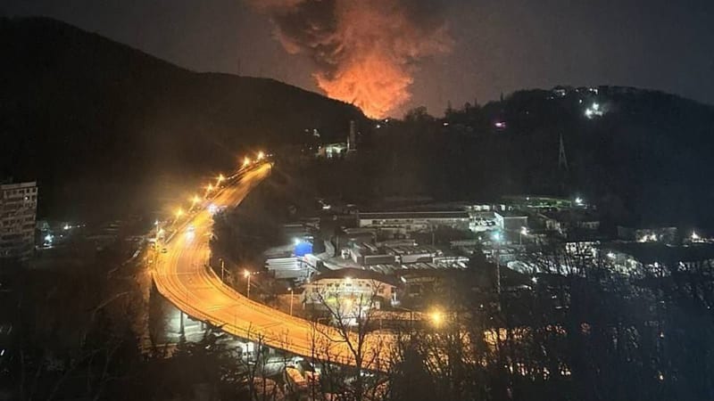 Ropné srdce Ruska v plamenech: Drony zasáhly obří rafinerii, v zemi hromadně vykolejily vlaky