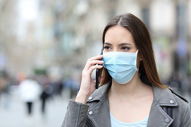 Vyhozené roušky jako časovaná bomba. Tento odpad nelze ignorovat, varuje studie