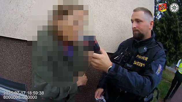 VIDEO: Opilá řidička trefila značky i lampu, pak nezvládla dechovou zkoušku