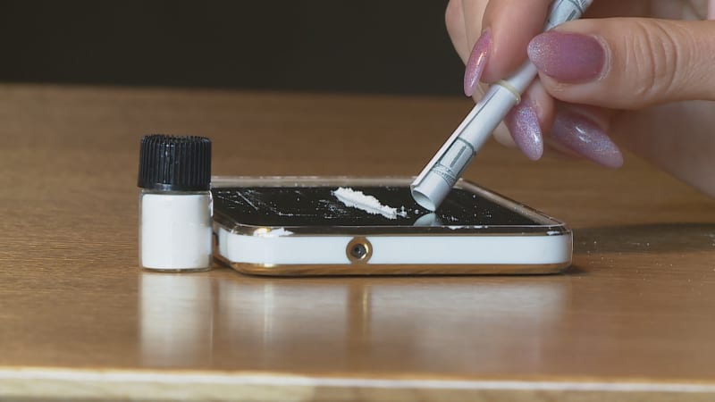 Kofkain je hitem u mladých. Experti před nebezpečným práškem varují