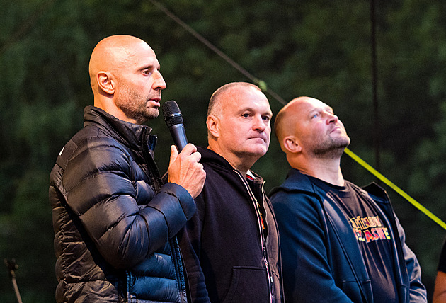 Hokej je pro miliardáře složitější než fotbal, říká Ručinský. Před fanoušky smeká