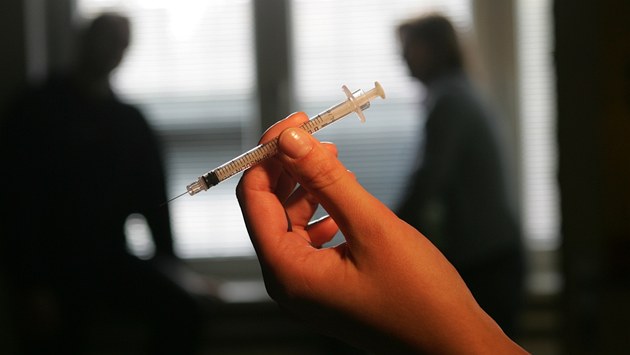 Muž v autobuse chtěl od školáků peníze, hrozil jim pěstí i injekcí