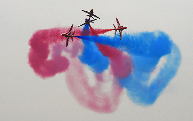 Nad Karlovým mostem proletí formace stíhaček, akce se ale posouvá