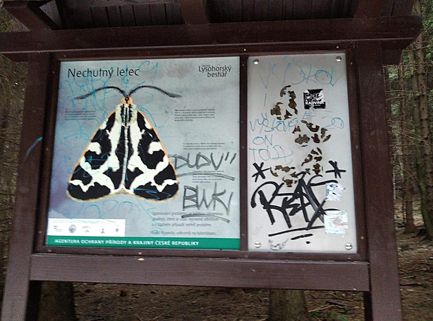 Cedule na Lysé hoře ničí vandalové. Vyhýbejte se Beskydům, vzkazují jim ochránci