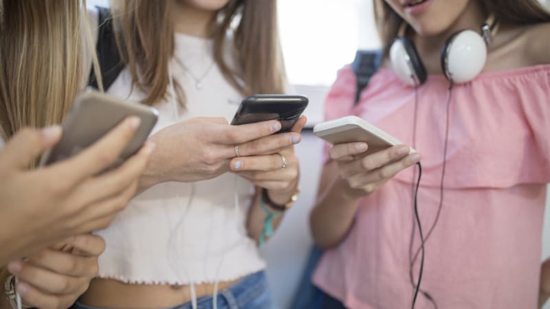 Žádné tepláky či odhalené boky, nařídila základní škola v Brně. Žáci se proti omezení bouří