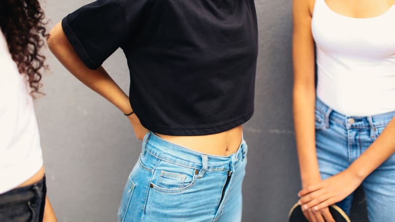 Prudérnost se valí Brnem: Zákaz odhaleného břicha i výstřihu zavádějí další základky