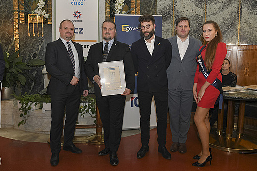 Firma z Dozimetru pracovala pro magistrát Prahy. Radní Mazur přebíral ocenění