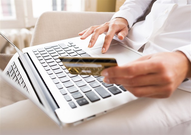 Důležité nákupy z počítače, ty emoční z mobilu. Preference Čechů se mění