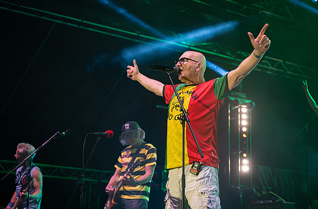 RECENZE: Za střízliva se hrát nedá. Život Tří sester je punkovej a jinej nebude