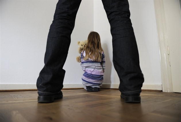 Dvě stě tisíc je málo. Soud musel zvýšit odškodné dívce, kterou zneužíval otčím