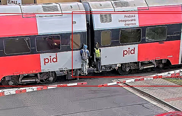 Chlapci riskovali život. Kilometry se vezli na stupačkách vlaku