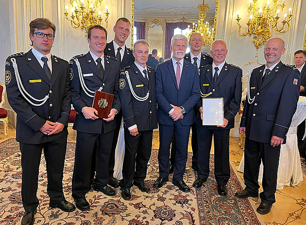 Hodiny trpěli ve tmě, hrozil čtyřsetmetrový pád, líčí hasič záchranu dělníků z tubusu