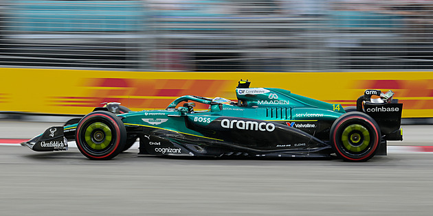 V prvním tréninku v Singapuru byl nejrychlejší Alonso před Leclercem