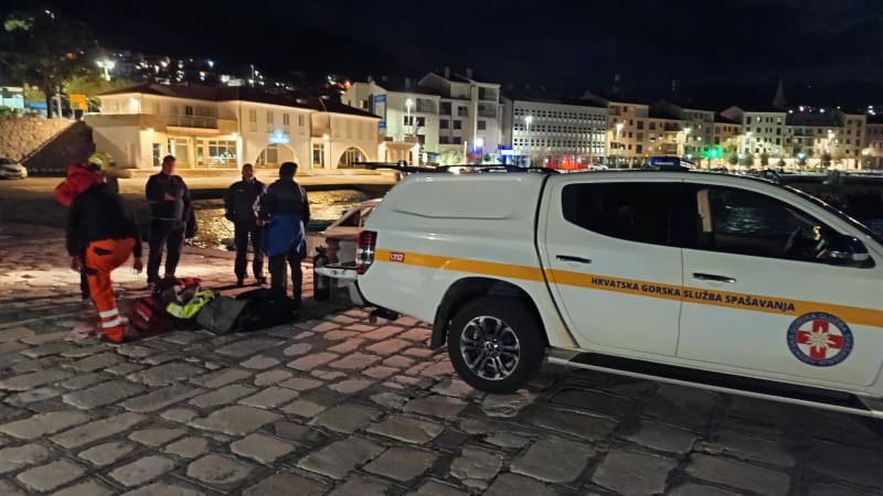 Tragická dovolená v Chorvatsku: Auto se zřítilo ze 70 metrů do moře. Zemřeli čtyři lidé