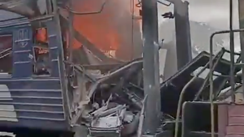Rusové zaútočili na ukrajinský osobní vlak, zranili desítky lidí. Úřady zjišťují rozsah škod