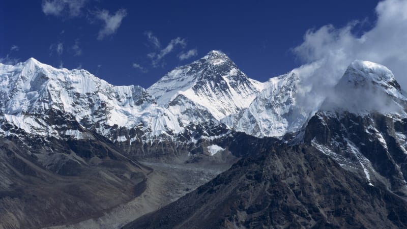 Tisíc horolezců ve smrtelné pasti. Náhlá sněhová bouře je uvěznila na nejvyšší hoře světa