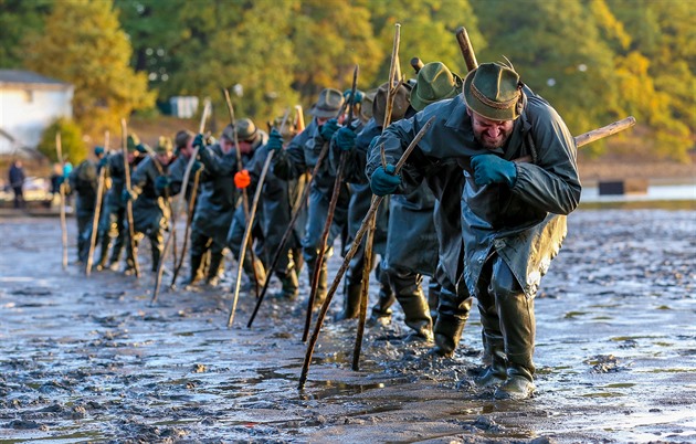 Nad rybáři nesmí létat cizí drony, po roční pauze pustí diváky na výlov Rožmberka
