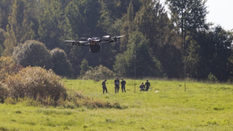 Evropa už rýsuje dronovou zeď. Česku by z projektu mohly kápnout zakázky