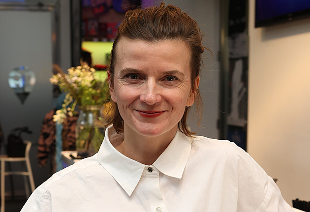 Přepnout z rolí je pro mě těžké, některé jsou se mnou stále, říká Anita Krausová