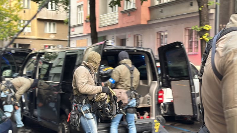 Poplach na Žižkově: Muž hrozil sebevraždou skokem ze střechy. Na místě byla zásahovka