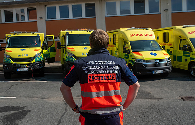 Nemůže dýchat, honem! Seniorka se bála o život vnuka, ten si z ní jen vystřelil