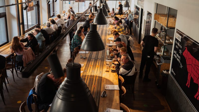 Cena poledního menu prudce vzrostla. Lidé vynechávají obědy a jedí méně zdravě, ukázal průzkum