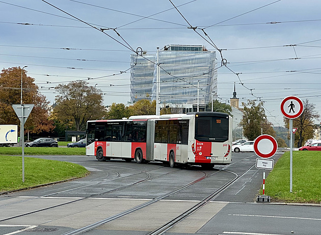 Zrychlení MHD na dejvickém „kulaťáku“. Autobusy nově jezdí po kolejích