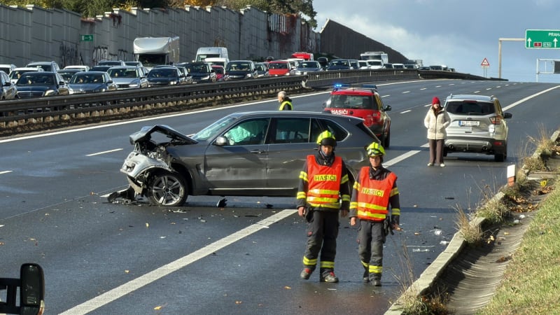 Vážná nehoda na D1: Pro těžce zraněné dítě letěl vrtulník. Dálnice u Prahy byla neprůjezdná