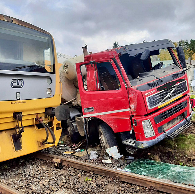 Při srážce s náklaďákem u Příbrami vykolejil vlak, strojvedoucí je zraněný